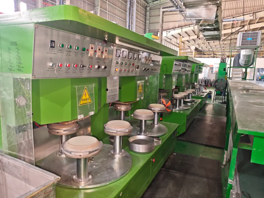 De soldeermachine voor kookgerei is in het buitenland geïnstalleerd.